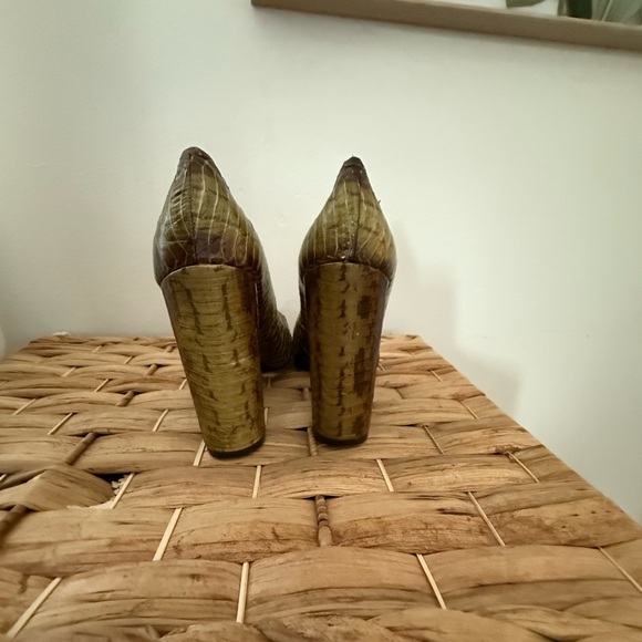 BCBGirls Green Heels Elegant Design - Picture 6 of 7